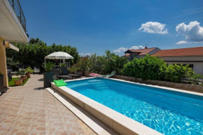 Malerisches Apartment nur 200 Meter zum Strand mit privater Terrasse, Grill, Pool, Lounge-Bereich